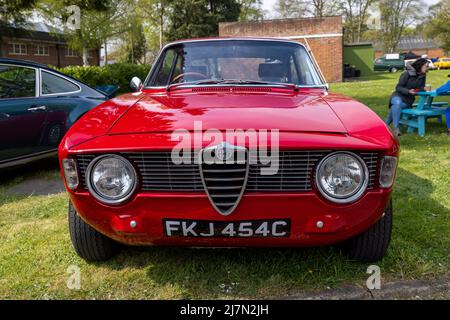 1965 Alfa Romeo Giulia Sprint GT ‘FKJ 454C’ in mostra al Scramble di aprile che si è tenuto presso il Bicester Heritage Centre il 23rd aprile 2022 Foto Stock