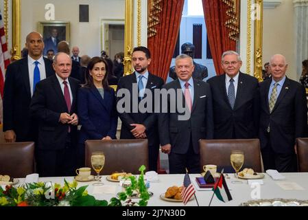 Re Abdullah II di Giordania, terzo da destra, è affiancato dal senatore degli Stati Uniti ben Cardin (democratico del Maryland), destra, senatore degli Stati Uniti Bob Menendez (democratico del New Jersey), presidente, Comitato del Senato degli Stati Uniti per le relazioni estere, secondo da destra, senatore degli Stati Uniti Jim Risch (repubblicano dell'Idaho), secondo da sinistra, E il senatore degli Stati Uniti Cory Booker (democratico del New Jersey), a sinistra, per un incontro di lavoro del Comitato del Senato per le Relazioni esterne al Campidoglio degli Stati Uniti a Washington, DC, martedì 10 maggio 2022. Credit: Rod Lammey/CNP /MediaPunch Foto Stock