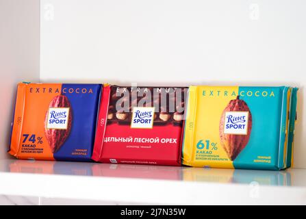 Tambov, Federazione Russa - 19 febbraio 2022 tre tipi di barre di cioccolato Ritter Sport su scaffale di armadio da cucina Foto Stock