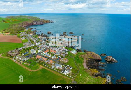 Veduta aerea del villaggio di St Abbs in Berwickshire, Scottish Borders, Scozia Foto Stock
