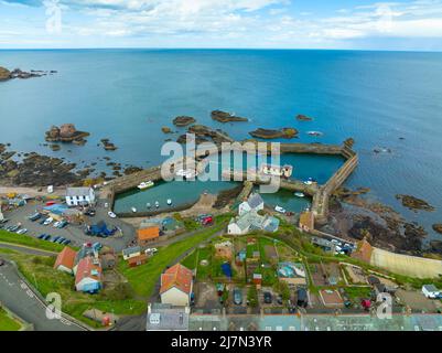 Vista aerea del porto di St Abbs e del villaggio in Berwickshire, Scottish Borders, Scozia Foto Stock