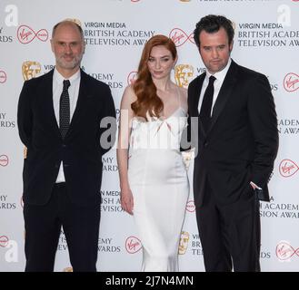 (L-R) Jesse Armstrong, Eleanor Tomlinson e Daniel Mays posano nella stanza del vincitore al Virgin Media British Academy Television Awards 2022 al V Foto Stock