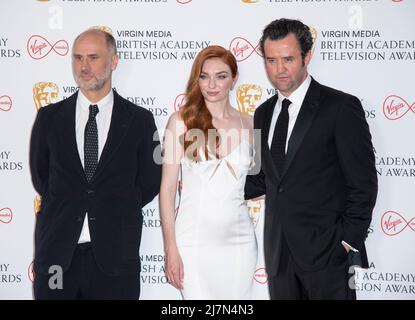 (L-R) Jesse Armstrong, Eleanor Tomlinson e Daniel Mays posano nella stanza del vincitore al Virgin Media British Academy Television Awards 2022 al V Foto Stock