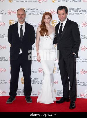 (L-R) Jesse Armstrong, Eleanor Tomlinson e Daniel Mays posano nella stanza del vincitore al Virgin Media British Academy Television Awards 2022 al V Foto Stock