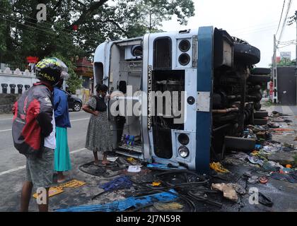 Colombo, Sri Lanka. 10th maggio 2022. Il veicolo bruciato è stato visto a Colombo, un giorno dopo che sono stati torched dai manifestanti a Colombo il 10 maggio 2022 (immagine di accreditamento: © Saman Abesiriwardana/Pacific Press via ZUMA Press Wire) Foto Stock