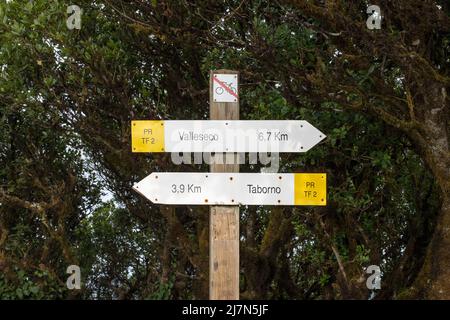 Indicazioni turistiche che mostrano la direzione e le distanze di due popolari percorsi escursionistici nella catena montuosa di Anaga, dal punto di vista Pico del Ingles, Tenerife Foto Stock