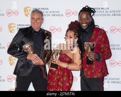 (L-R) Lee Riley, Mica Ven e Marcus Luther, accettando il Reality & Construct Factual Award per 'Gogglebox', si presentano nella stanza del vincitore al Virgi Foto Stock