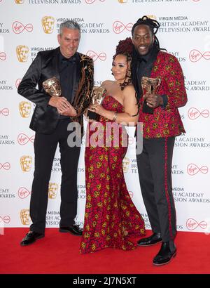 (L-R) Lee Riley, Mica Ven e Marcus Luther, accettando il Reality & Construct Factual Award per 'Gogglebox', si presentano nella stanza del vincitore al Virgi Foto Stock