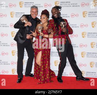 (L-R) Lee Riley, Mica Ven e Marcus Luther, accettando il Reality & Construct Factual Award per 'Gogglebox', si presentano nella stanza del vincitore al Virgi Foto Stock