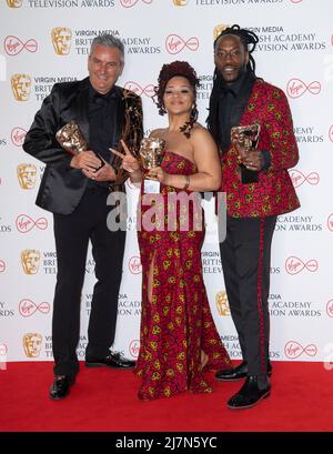 (L-R) Lee Riley, Mica Ven e Marcus Luther, accettando il Reality & Construct Factual Award per 'Gogglebox', si presentano nella stanza del vincitore al Virgi Foto Stock