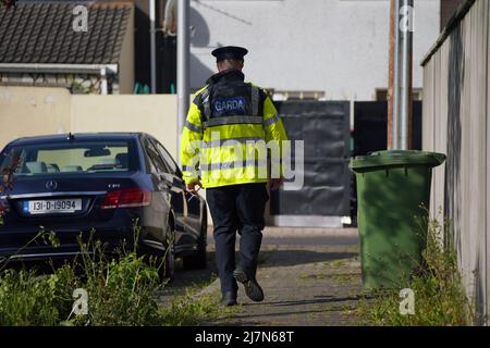 Gardai nella scena in cui una femmina è stata trovata morta in una residenza il martedì pomeriggio, a Ballymun, a nord di Dublino. Foto Stock