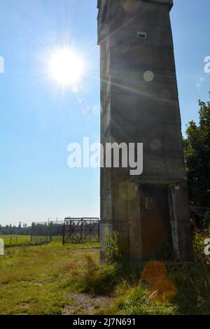 Parte inferiore di un'antica torre di guardia di confine con una porta d'ingresso arrugginita su un'ex fortificazione di confine della GDR, all'angolo di tre paesi di Assia, Thuring Foto Stock