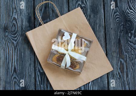 Eclairs fatti in casa con crema. Si trovano su un piatto. Pasticceria con crema. In una confezione regalo. Primo piano. Foto Stock