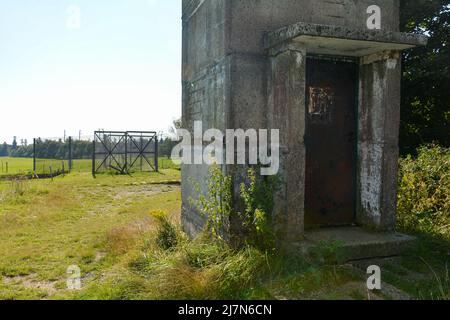 Parte inferiore di un'antica torre di guardia di confine con una porta d'ingresso arrugginita su un'ex fortificazione di confine della GDR, all'angolo di tre paesi di Assia, Thuring Foto Stock