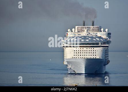 Marsiglia, Francia. 10th maggio 2022. Vista generale della meraviglia dei mari arrivo a Paca, Marsiglia. La nave da crociera di linea arriva al porto mediterraneo francese di Marsiglia, sputando una suggestiva nube di fumo. (Foto di Gerard Bottino/SOPA Images/Sipa USA) Credit: Sipa USA/Alamy Live News Foto Stock