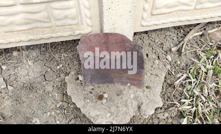 LYSYCHANSK, - UCRAINA 30 marzo 2022: Guerra della Russia contro l'Ucraina. Detriti di bombe. Giardino danneggiato da aerei dell'esercito russo, bombe artellery. Foto Stock