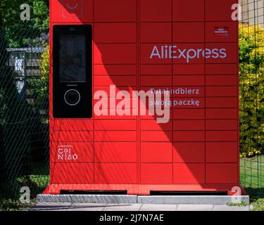 Poznan, Polonia. 10 maggio 2022: AliExpress close -up automatico self-service consegna armadietto con pacchi dalla Cina. Foto Stock