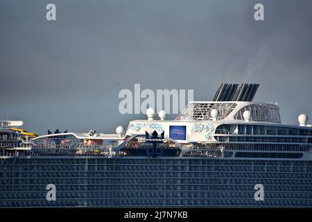 Marsiglia, Francia. 10th maggio 2022. Vista generale della meraviglia dei mari arrivo a Paca, Marsiglia. La nave da crociera di linea arriva al porto mediterraneo francese di Marsiglia, sputando una suggestiva nube di fumo. (Credit Image: © Gerard Bottino/SOPA Images via ZUMA Press Wire) Foto Stock