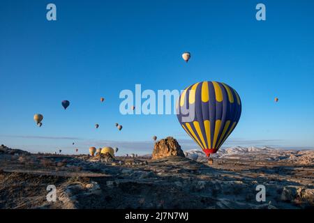 Mongolfiera in Cappadocia, Nevsehir, Anatolia Centrale della Turchia Foto Stock