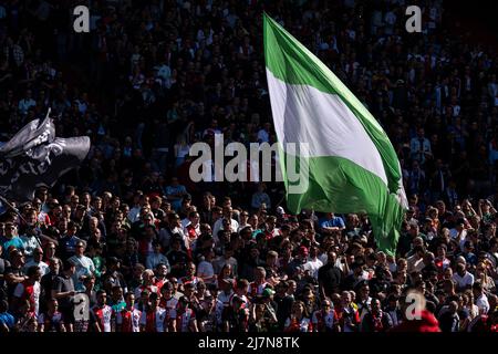 Rotterdam - i sostenitori di Feyenoord durante la partita tra Feyenoord e PSV allo Stadion Feijenoord de Kuip il 8 maggio 2022 a Rotterdam, Paesi Bassi. (Da Box a Box Pictures/Yannick Verhoeven) Foto Stock