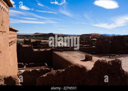 OUARZAZATE, MAROCCO - 22 NOVEMBRE; 2018 le cime del tetto di Ksar di Ait-ben-Haddou nelle montagne dell'Alto Atlante del deserto del Sahara Foto Stock