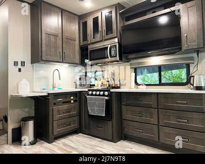 Interno di una cucina moderna in una roulotte di lusso ralla. Foto Stock