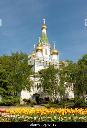 Russo, chiesa, architettura, St Nikolay, St Nikolai, San Nicola, visite turistiche, fiori, Sofia, Bulgaria, Europa, Balcani, ortodossi, tulipani, primavera Foto Stock