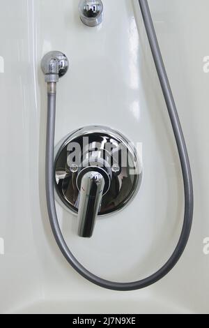 Moderno e luminoso rubinetto miscelatore o rubinetto per la doccia in bagno Foto Stock