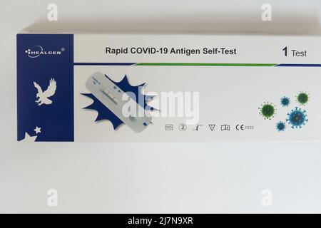 Scatola con autotest rapido dell'antigene covid-19 Foto Stock