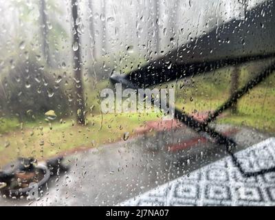 Vista sulle piogge durante il campeggio in una roulotte con rimorchio a 5 ruote al Jack Hill state Park di Reidsville, Georgia, Stati Uniti. Foto Stock