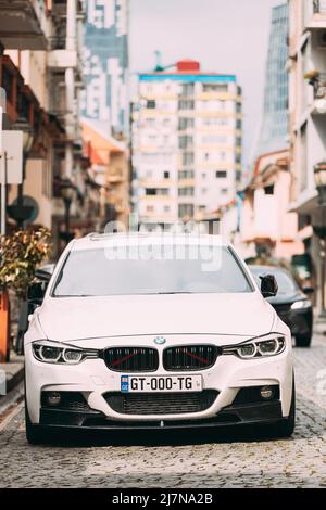 BMW bianca 3 Series auto parcheggiata su strada. BMW F30. Foto Stock