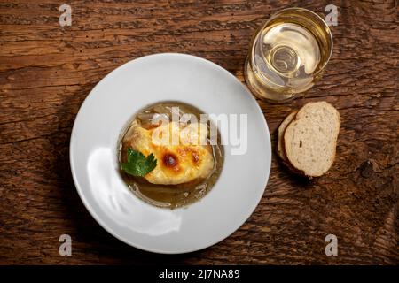 Zuppa di cipolle francese su legno Foto Stock