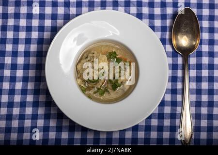 zuppa bavarese a gnocchi su un piatto Foto Stock