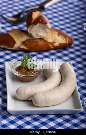 Bavarian salsicce bianche su una piastra Foto Stock