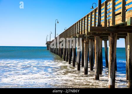 Lo storico Cayucos Pier in legno, San Louis Obsipo Country, California. Cayucos Pier si trova vicino all'estremità nord di Estero Bay , Stati Uniti. Foto Stock