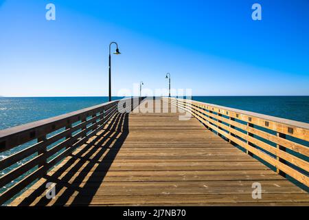 Lo storico Cayucos Pier in legno, San Louis Obsipo Country, California. Cayucos Pier si trova vicino all'estremità nord di Estero Bay , Stati Uniti. Foto Stock