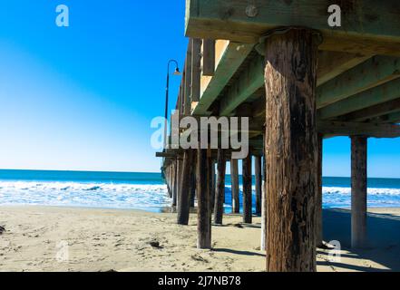 Lo storico Cayucos Pier in legno, San Louis Obsipo Country, California. Cayucos Pier si trova vicino all'estremità nord di Estero Bay , Stati Uniti. Foto Stock