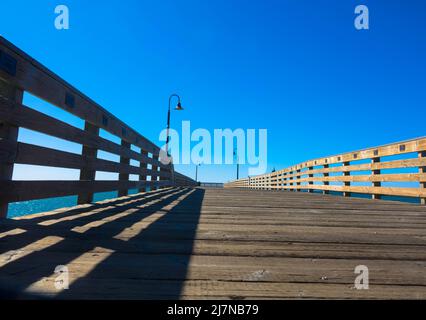 Lo storico Cayucos Pier in legno, San Louis Obsipo Country, California. Cayucos Pier si trova vicino all'estremità nord di Estero Bay , Stati Uniti. Foto Stock