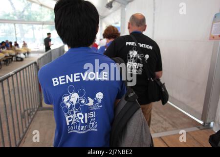 T-shirt bénévole et prévention de la Journée des Oubliés des Vacances du Secours Populaire Francese au Champ de Mars Tour Eiffel été 2015 Foto Stock