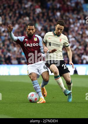 Birmingham, Inghilterra, 10th maggio 2022. Douglas Luiz di Aston Villa sfidato da Diogo Jota di Liverpool durante la partita della Premier League a Villa Park, Birmingham. Il credito dovrebbe essere: Darren Staples / Sportimage Foto Stock