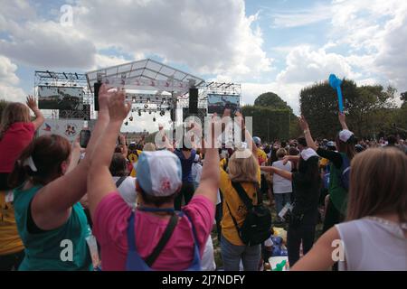 Grande scène et le public à la Journée des Oubliés des Vacances du Secours Populaire Franais au Champ de Mars Tour Eiffel été 2015 Foto Stock