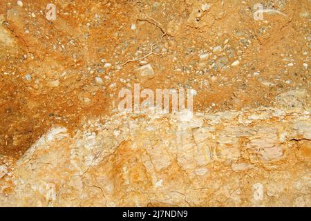 Profilo del suolo: Strato di terra rosso-marrone con ciottoli su roccia stagionata, Creta, Grecia Foto Stock