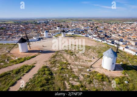 Veduta aerea dei tipici mulini a vento spagnoli, campo de Criptana, Castilla-la Mancha, Spagna Foto Stock
