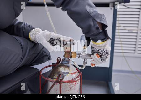 Analizzatore per gascromatografia Hand Work and START in laboratorio Foto Stock