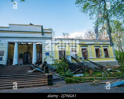 Regione di Kharkiv, Skovorodinovka, Skovorodinivka, Ucraina - 05.09.2022: Distrutto vecchio museo di costruzione Skovoroda che distrugge i detriti terribili risultato di Foto Stock