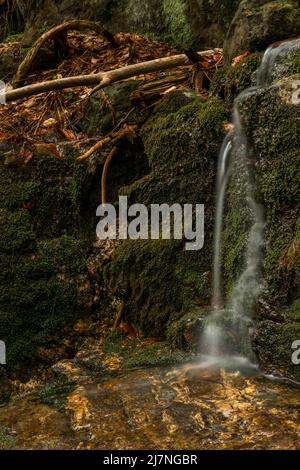 Cascata di Geigenbachfalle vicino alla collina di Groser Arber in Germania in primavera mattina Foto Stock