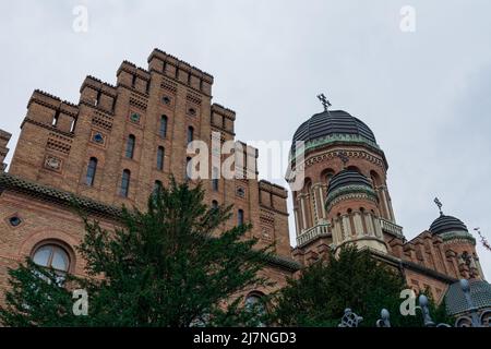 Chiesa Ortodossa dei tre Santi all'Università Nazionale di Chernivtsi, Ucraina. Ex residenza di metropoli bukoviniane e dalmate. Bel pugno Foto Stock