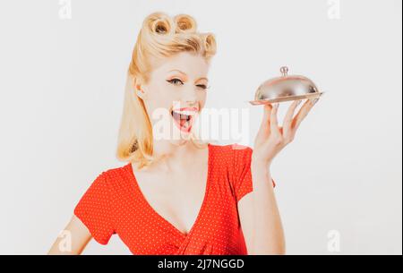 Ristorante catering cameriere. Pinup ragazza con vassoio di servizio che serve il concetto di presentazione. Foto Stock