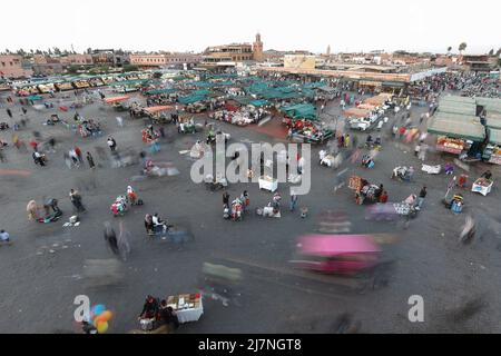 MARRAKECH, MAROCCO - 29 OTTOBRE 2021: Gente a Jemaa el-Fnaa dove piazza principale di Marrakech, usato da locali e turisti Foto Stock