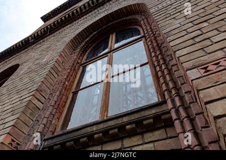 Una bella finestra nello storico edificio dell'Università Nazionale di Chernivtsi. Vista dal basso. Foto Stock